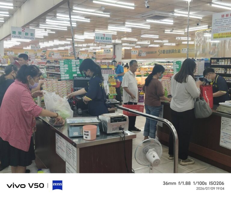 巴威颱風來襲超市買什麼？實際走訪台南北海道超市：該買什麼、哪些別衝動？